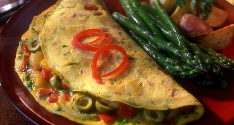 spanish-omelet-with-olives-red-pepper-930x550