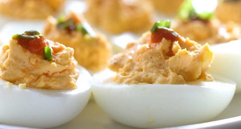 sriracha-deviled-eggs