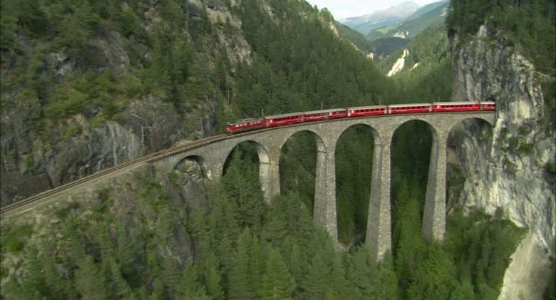 780962776-albula-railway-glacier-express-abysm-viaduct