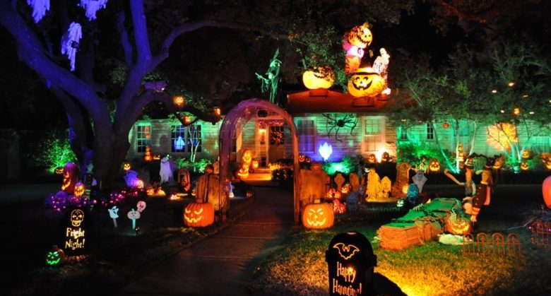 wooden-cabin-full-decoration-halloween